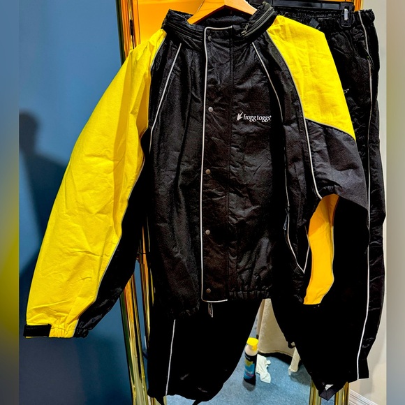 NWT-Frogg Toggs Black and Yellow Jacket and Pants Set - Picture 1 of 9